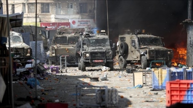 نابلس.. إصابات بالرصاص واختناق عشرات الفلسطينيين خلال اقتحام البلدة القديمة