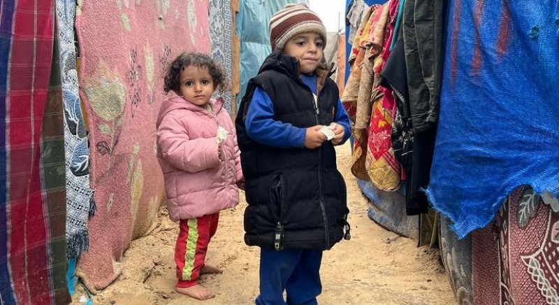 الموت صقيعًا في غزة.. رضيع يفارق الحياة بدير البلح وسط كارثة إنسانية متفاقمة