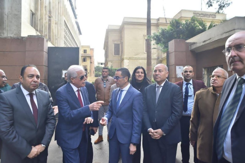 جولة تفقدية لمستشار رئيس الجمهورية للتنمية المحلية ووزير الاستثمار بمربع الوزرات بمنطقة وسط البلد