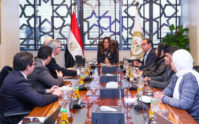 منال عوض تطلب إنهاء دراسة تقييم الأثر لمشروع توليد الكهرباء من الرياح