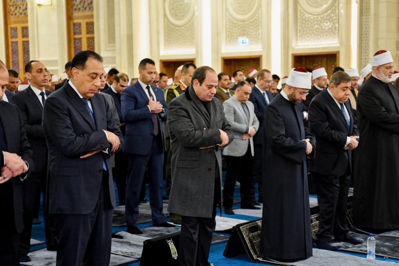 الرئيس السيسي ادي صلاة الفجر بمسجد العزيز الحكيم بمنطقة المقطم إيذانًا بافتتاحه