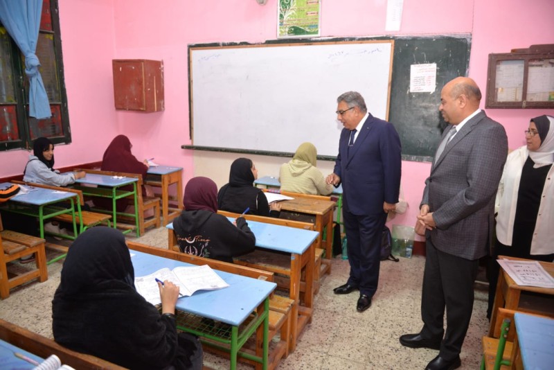 محافظ الدقهلية يتفقد لجان امتحانات الفصل الدراسي الأول للشهادة الإعدادية بمدينة المنصورة