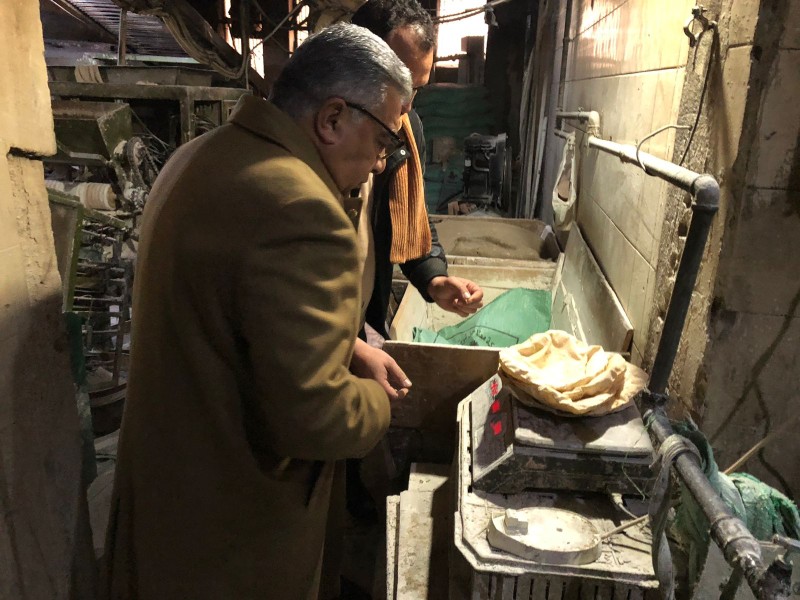 محافظ الدقهلية يفاجئ عددًا من المخابز بمدينة المنصورة ويشدد على جودة الخبز والالتزام بالوزن