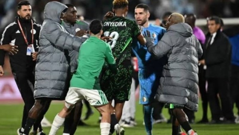 إيقافات وغرامات بالجُملة.. عقوبات كاف على الجزائر بعد أحداث مباراة نيجيريا