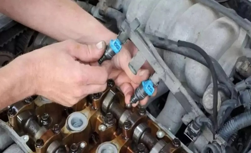 5 أسباب لظهور رائحة الوقود في السيارة