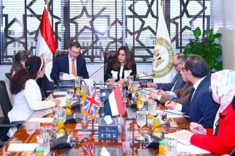 د. منال عوض تبحث مع السفير البريطاني تعزيز الشراكة الاستراتيجية في مجالات المناخ والنمو الأخضر