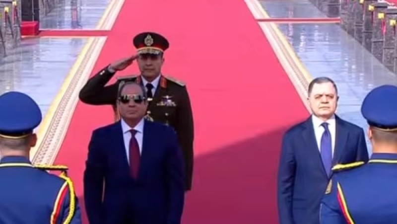 السيسي يضع إكليلا من الزهور على النصب التذكاري لشهداء الشرطة