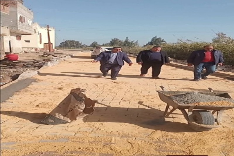رئيس مدينة الرحمانية بالبحيرة يتابع أعمال التجميل وتركيب الانترلوك بطريق الطويلة (صور)