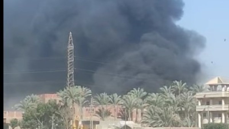 حريق هائل يلتهم مصنع مراتب بالبدرشين وفرق الإطفاء تكافح النيران