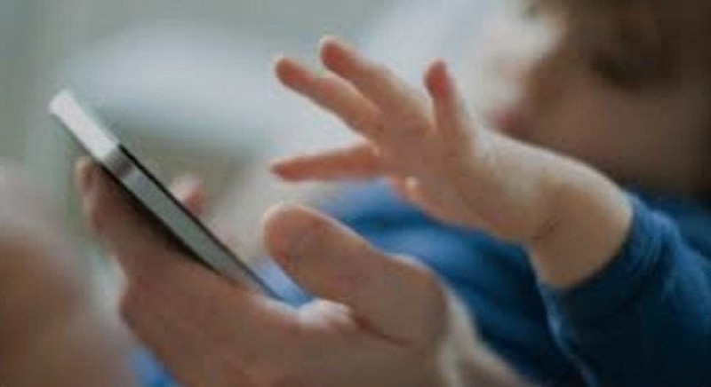 منع الأطفال دون الـ 16 عامًا من استخدام المحمول