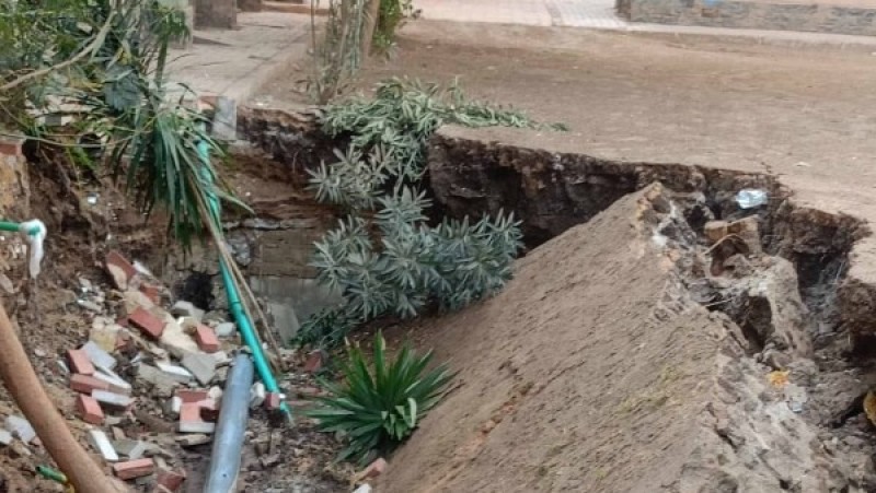 هبوط أرضي بفناء مدرسة بشبين القناطر.. وتحرك عاجل من التعليم