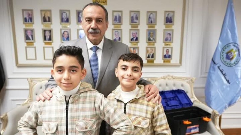 محافظ أسيوط يستقبل مخترعي ”الخوذة الذكية” من طلاب الابتدائي ويكافئهما ويقرر ضمهما كأول أعضاء نادي الذكاء الاصطناعي