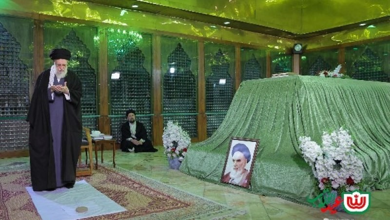 بعد الاختفاء تحت الأرض.. ظهور مفاجئ للمرشد الإيراني في قبر الخميني