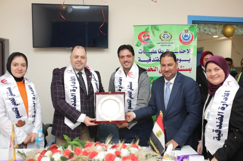 توزيع الشوكولاته والورود بمستشفى العجمي العام