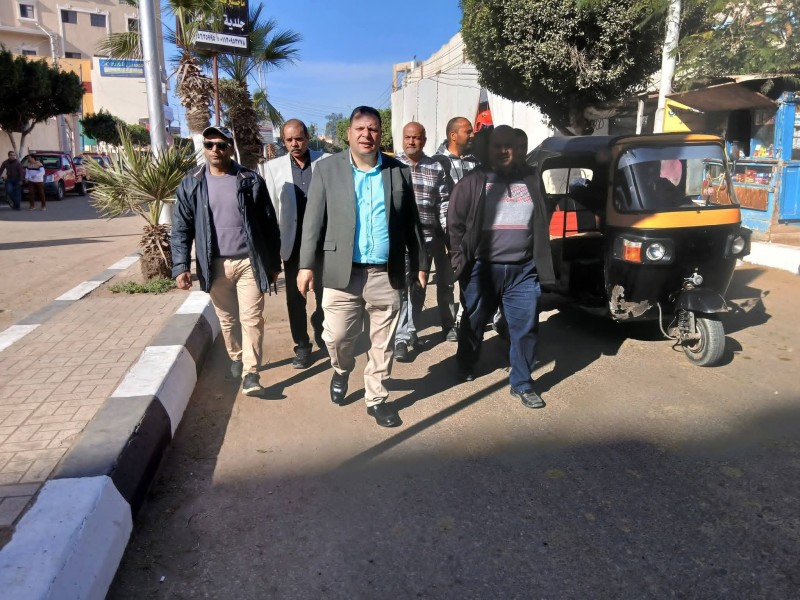 لتحقيق الانضباط و السيولة المرورية للمواطنين.. رئيس المركز يقود حملة إشغالات بشوارع الرحمانية