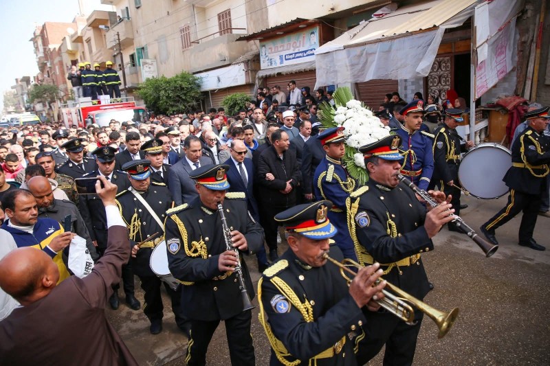 محافظ كفر الشيخ يقدّم واجب العزاء في جنازة شهيد الواجب النقيب «عمر معاني» معاون مباحث مركز شرطة الحامول .. بمسقط رأسه بمدينة بيلا