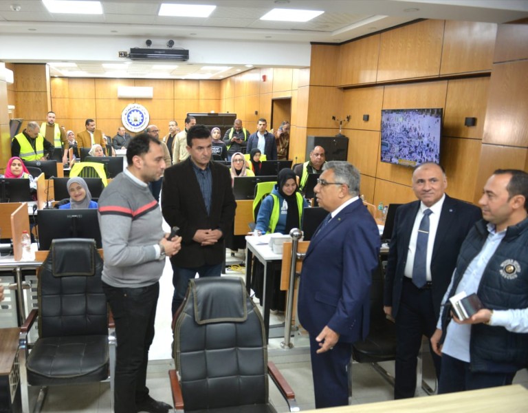 محافظ الدقهلية بسوق طلخا الحضاري والشبكة الوطنية للطوارئ ويتابع السيارات المكنسية الجديدة والتشغيل التجريبي للمراكز التكنولوجية بقرى  بشربين