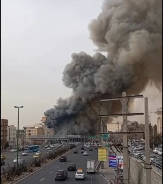 اندلاع حـريق ضـخم بمركز تجاري في منطقة جنت اباد غرب طهران