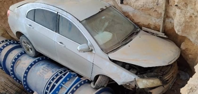 سقوط سيارة في حفرة للصرف الصحي بمطروح (صور)