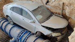 سقوط سيارة في حفرة للصرف الصحي بمطروح (صور)