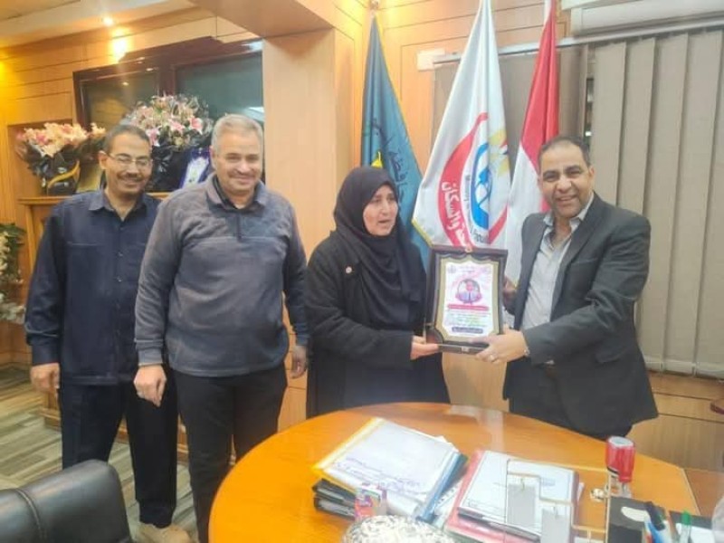 نقابة التمريض بأسيوط تُكرم وكيل وزارة الصحة تقديراً لجهوده