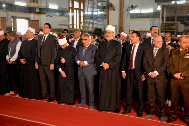 محافظ الدقهلية ووزير الأوقاف ومفتي الجمهورية يؤدون صلاة الجمعة بمسجد النصر بالمنصورة
