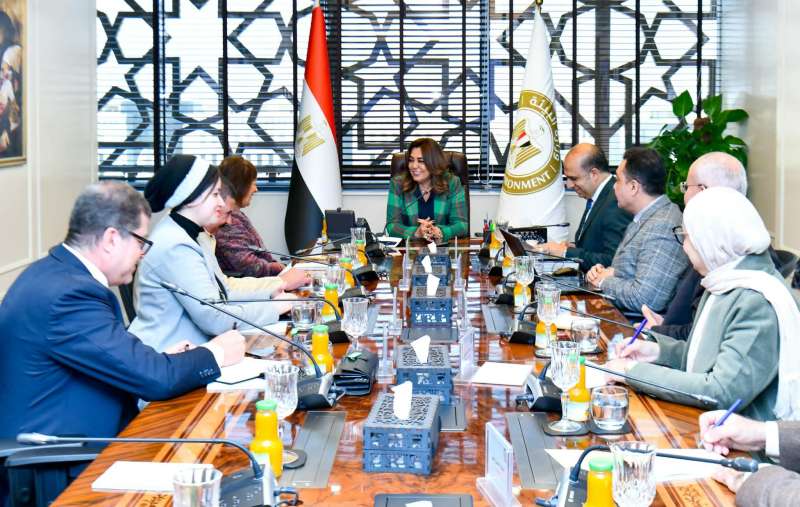 د. منال عوض تبحث مع ”ليلى إسكندر” خطة لمنع الحرائق و تنظيم فرز المخلفات بمنشأة ناصر