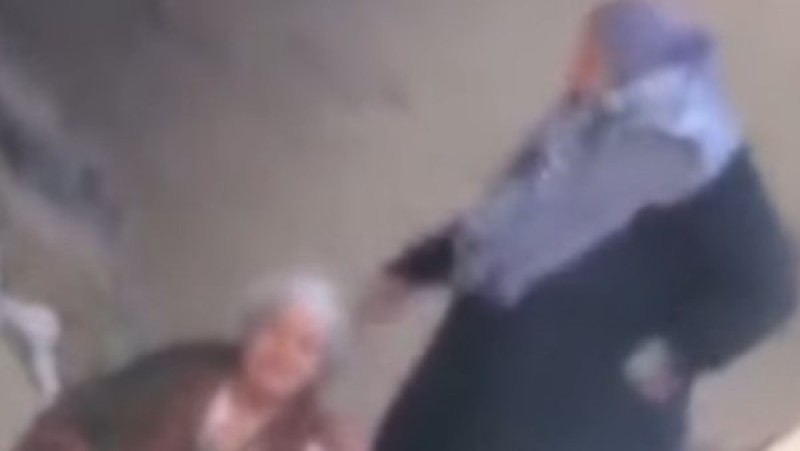 وسط الشارع.. ضبط سيدة تعتدي على والدتها المسنة بالضرب والسحل في الزقازيق