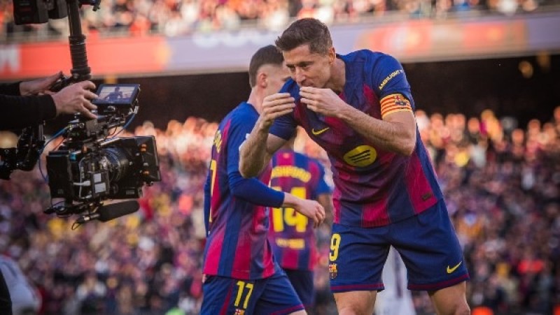 ليفاندوفسكي يدخل التاريخ مجددا.. كيف يقود النجم البولندي برشلونة للحفاظ على صدارة الدوري الإسباني؟