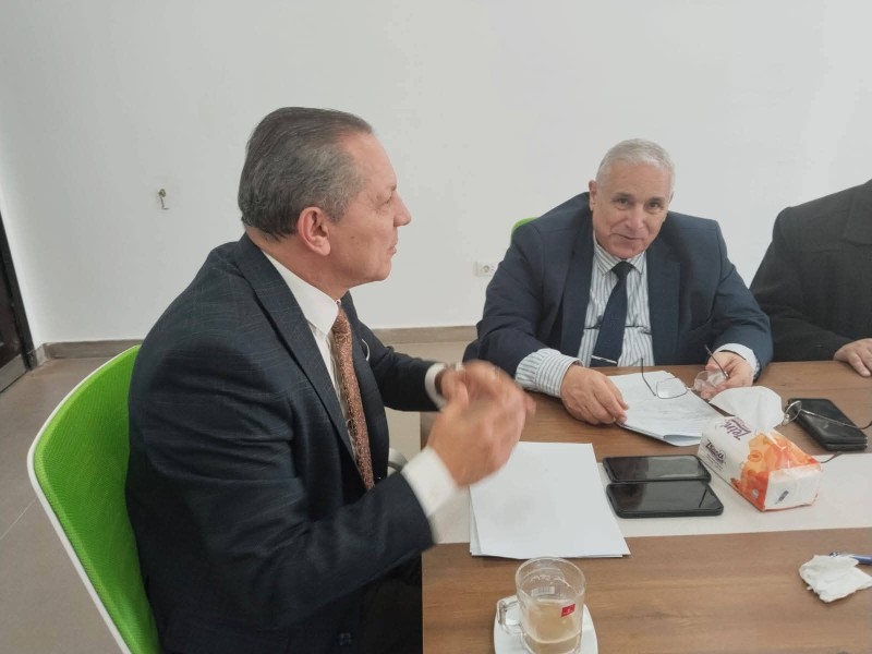 رئيس جامعة دمياط الأهلية يعقد اجتماعًا لمتابعة مستجدات العملية التعليمية