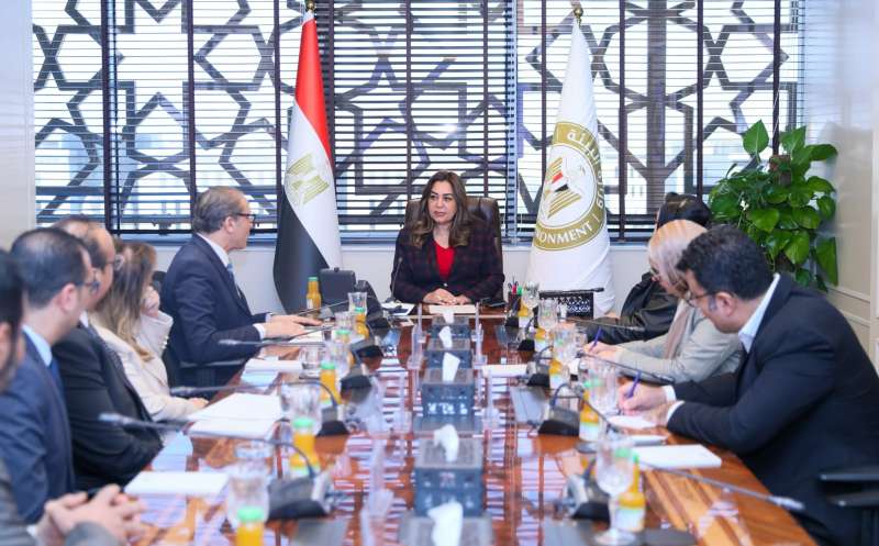 د. منال عوض تبحث مع رئيس ”أخبار اليوم” الاشتراطات البيئية لمدرسة المؤسسة الدولية