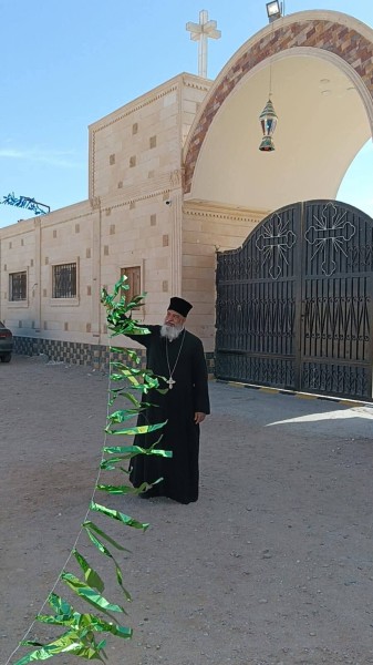 قمص يعلق زينة وفانوس رمضان داخل كنيسة السيدة العذراء بالغردقة إنها مصر .. وهؤلاء هم المصريون .. فيها حاجة حلوة