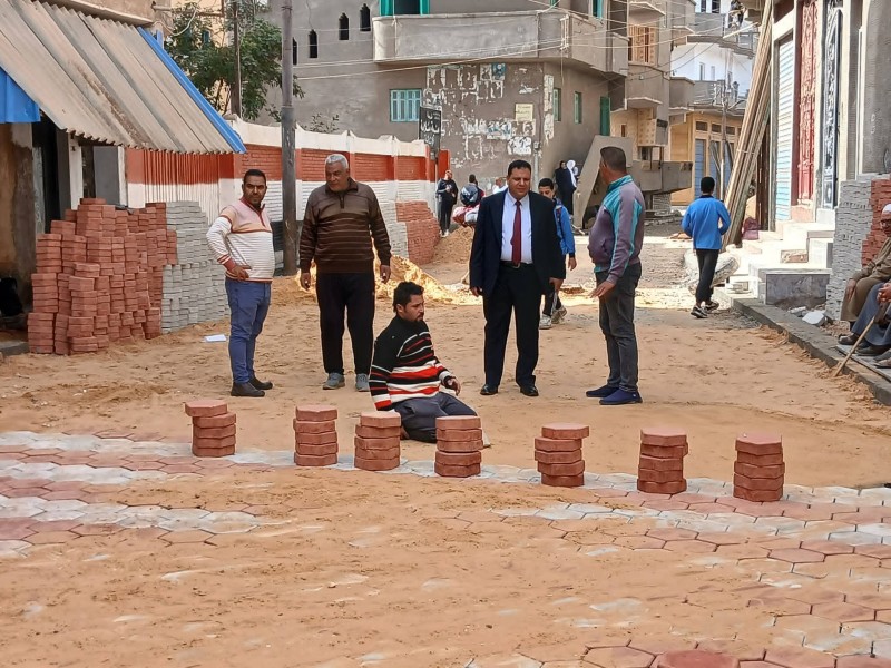 متابعة أعمال تركيب بلاط الإنترلوك بمدخل مجمع مدارس قرية منية السلامة بالرحمانية