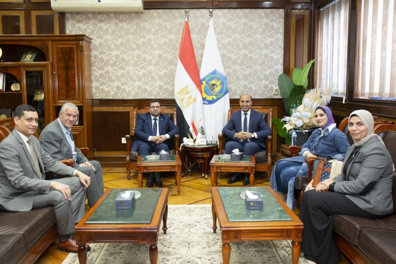لتعزيز التعاون الدولي… رئيس جامعة دمنهور يستقبل وفدا أردنيا لبحث الشراكات الأكاديمية والبحثية