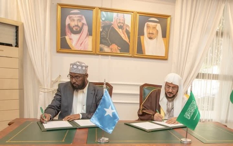 الصومال والسعودية يوقعان مذكرة تفاهم لتعزيز التعاون العسكري والدفاعي