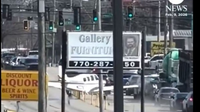 هبوط اضطراري لطائرة وسط شارع مزدحم بأمريكا (شاهد)