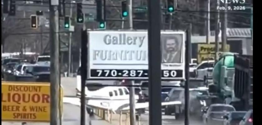 هبوط اضطراري لطائرة وسط شارع مزدحم بأمريكا (شاهد)