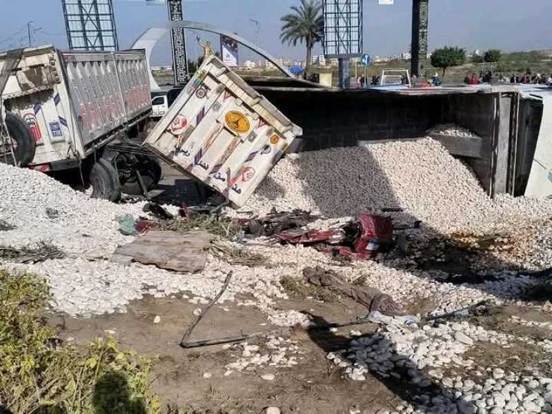 انقلاب تريلا فوق إحدى سيارات الملاكي بالإسكندرية «صور »