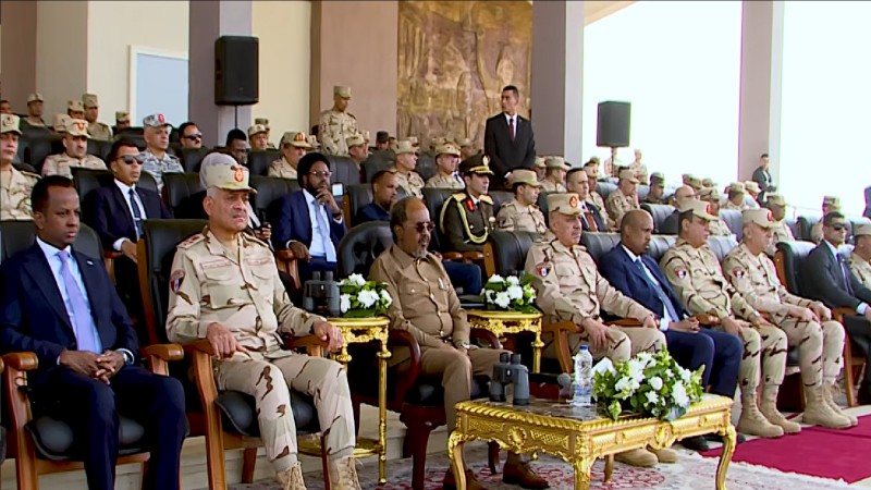 الرئيس الصومالي ووزير الدفاع يشهدان اصطفاف القوات المصرية المشاركة ببعثة الاتحاد الأفريقي