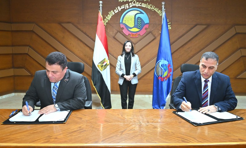 محافظ البحيرة تشهد توقيع بروتوكول تعاون لترخيص سيارات توزيع لمبات الليد ومرشدات المياه بشوارع وميادين المحافظة