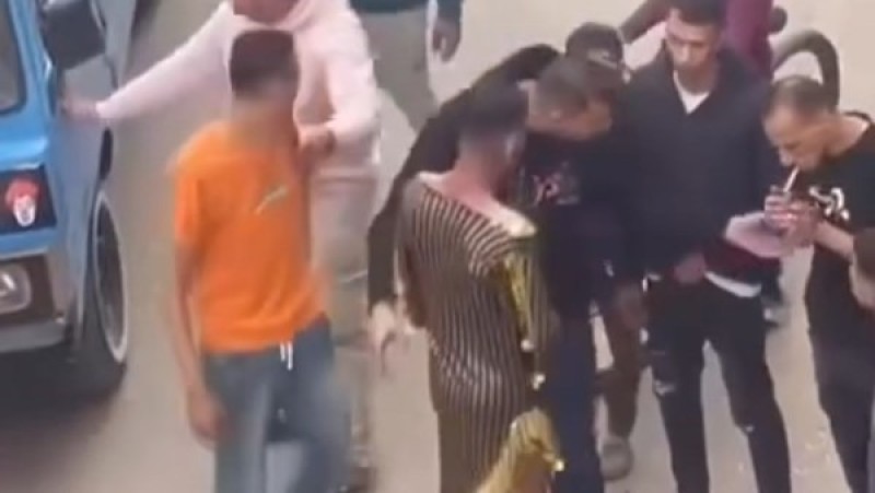 لبسوه بدلة رقص.. اعتداء على شاب أمام المارة بالقليوبية