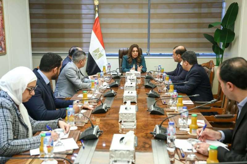 د. منال عوض تتابع الموقف التنفيذي للمشروعات الجارية وتوجه بدمج السياسات البيئية لتحسين الخدمات.