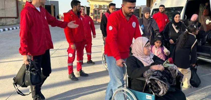 معبر رفح يستقبل العائدين لغزة ويتهيأ لدفعة جرحى جديدة