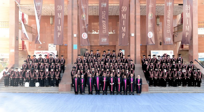 رئيس جامعة المنصورة يشهد تخريج الطلاب الوافدين من الدفعة «٥٩» البرنامج الأساسي بكلية الطب