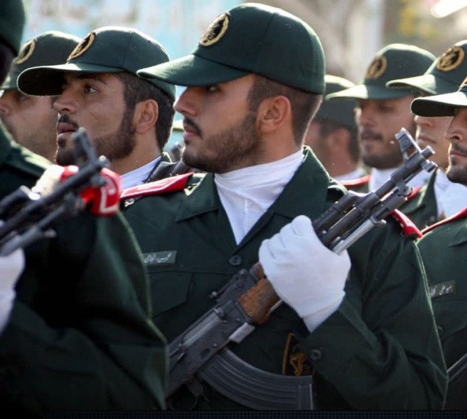 الحرس الثوري الإيراني يعلن السيطرة على هرمز .. “إشراف استخباراتي كامل” في أخطر ممر نفطي بالعالم