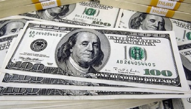 سباق نحو الملاذات الآمنة.. الدولار يكتسح الأسواق العالمية واليورو يواصل نزيف الخسائر