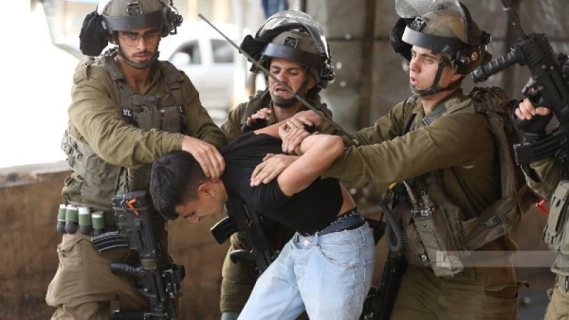 جرائم لم تتوقف.. الاحتلال يعتقل 17 فلسطينيا في الضفة