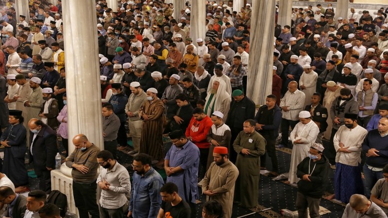 صلاة التراويح.. هل الأفضل أدؤها في المسجد أم المنزل؟