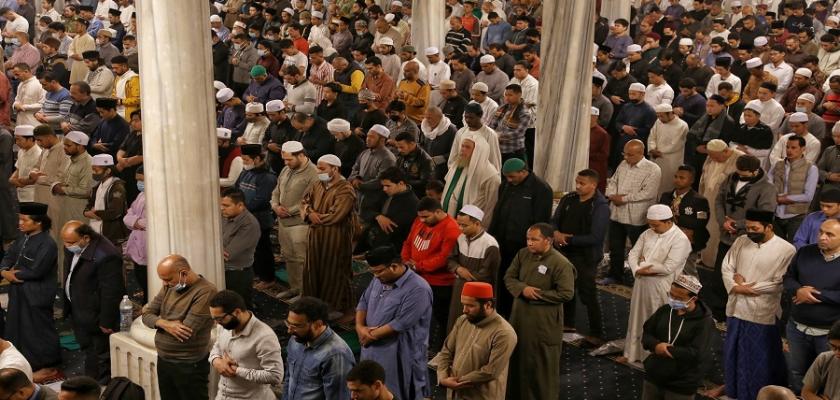 صلاة التراويح.. هل الأفضل أدؤها في المسجد أم المنزل؟