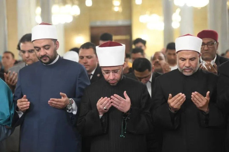 وزير الأوقاف أدى صلاة التراويح في أول ليلة من رمضان بمسجد سيدنا الإمام الحسين